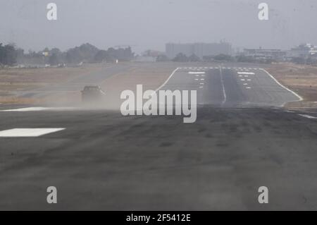 Mexiko-Stadt. März 2021, 24th. Vulkanasche bedeckt die Start- und Landebahn des Internationalen Flughafens La Aurora in Guatemala-Stadt, Guatemala, 23. März 2021. Der internationale Flughafen La Aurora in Guatemala City wurde am Dienstag als Vorsichtsmaßnahme gegen die starke Vertreibung von Asche aus dem Vulkan Pacaya geschlossen, auf Empfehlung des Nationalen Instituts für Seismologie, Vulkanologie, Meteorologie und Hydrologie (INSIVUMEH). Quelle: Xinhua/Alamy Live News Stockfoto