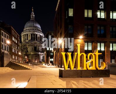 St Paul's Kathedrale in der Nacht mit dem Wort Was beleuchtet Oben in gelb Stockfoto