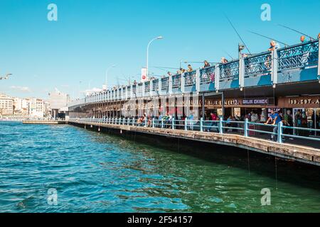 Straße von Bosporus und Galata-Brücke. Istanbul, Türkei - 19. September 2018. Stockfoto