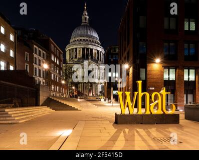St Paul's Kathedrale in der Nacht mit dem Wort Was beleuchtet Oben in gelb Stockfoto