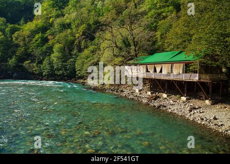 Hängebrücke über den Gebirgsfluss Bzyb. Abchasien, die Straße zum See Ritsa. Stockfoto