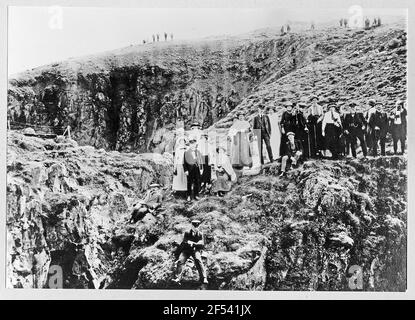 Akureyri (Island). Gruppe von Passagieren des Hochsee-Passagierdampfers 'Victoria Luise' auf einem Hügel über dem Fall Glera. Auf der Suche nach Nordwesten über der hohen Oberfläche Stockfoto