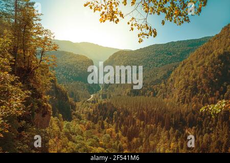 Bergpass Pyv in Abchasien. Herrliche Herbstlandschaft. Alpwiesen. Auadhara. Stockfoto
