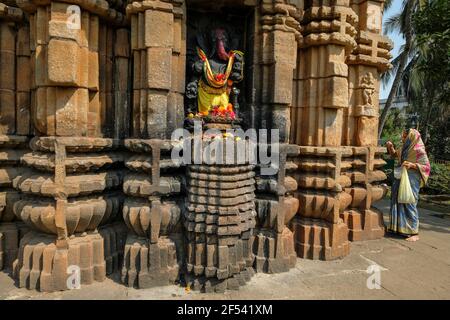 Bhubaneswar, Indien - Februar 2021: Eine Frau, die am 8. Februar 2021 im Nageshwar-Tempel in Bhubaneswar, Odisha, Indien, eine Opfergabe dargebracht hat. Stockfoto