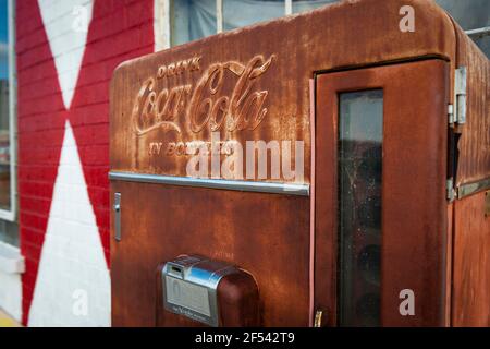 Adrian, Texas - 9. Juli 2014: Detail eines alten und rostigen Coca Cola Automaten an einer Tankstelle entlang der historischen US Route 66 in der Stadt Stockfoto