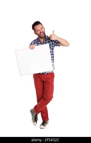 In voller Länge Porträt von fröhlichen Mann mit leeren Plakat und Daumen nach oben auf weißem Hintergrund Stockfoto