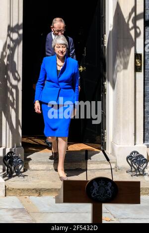 Die britische Premierministerin Theresa May tritt mit ihrem Ehemann Philip May an ihrem letzten Tag im Amt, London, Großbritannien, aus der Downing Street 10 heraus Stockfoto