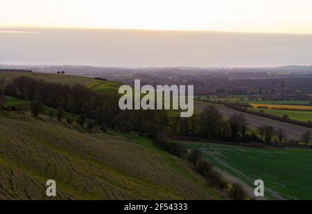 Eine malerische Landschaft Blick über Pewsey Vale und Pewsey Village in Wiltshire, North Wessex Downs AONB Stockfoto