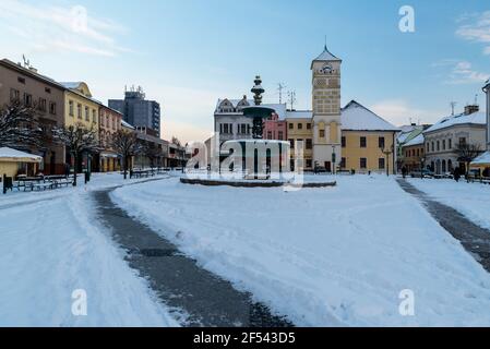 Masarykovo namesti Platz mit Brunnen, Rathaus und andere historische Gebäude rund um in Karvina Stadt in der Tschechischen republik während schönen Winter da Stockfoto