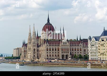 Budapest, Ungarn, 4. Juli: Blick auf das Parlamentsgebäude und die Donau mit Touristen spazieren in Budapest, 4. Juli 2018. Stockfoto