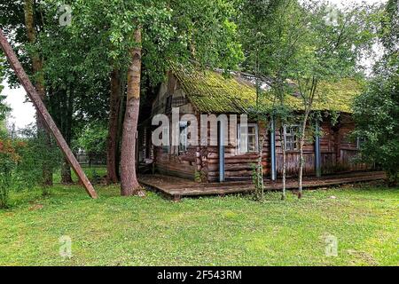 Altes verlassenes Dorfhaus in Puschkin Gory der Region Pskow. Stockfoto