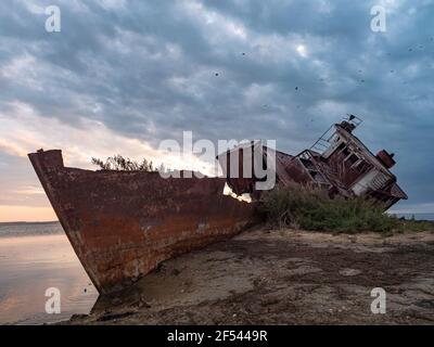 Eine Nahaufnahme eines alten verlassenen Schiffes an den Ufern der trocknenden Aralsee. Kasachstan. Das Schiff wurde von Anwohnern für Schrott gesägt. Ökologische di Stockfoto