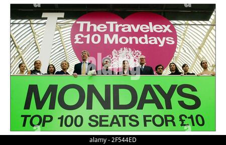 (l bis R) Laura McColloch (in Tutu), Marianela Nunez, Leanne Benjamin, Monica Mason (Royal Ballet Director), Tony Hall (Royal Opera House Chief Executive), Rolando Villazon, Darcey Bussell, Lloyd Dorfman (Chairman und CEO von Travelex), Antonio Pappano (Royal Opera Music Director), Mara Galeazzi, Jaimie Trapper und Tara Bhavu Tutnani (in) Waren auf der Hand für die Ankündigung, dass Travelex bietet 100 Top-Preis Royal Opera House Tickets jeden Montag für die Hälfte der Saison für nur 10 jeder. Die Tickets werden eineinhalb Stunden vor einer Vorstellung verkauft.pic David Sandison 6/4/2004 Stockfoto