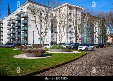 SOLINGEN, DEUTSCHLAND - 19. FEBRUAR 2021: Neue weiße Wohngebäude, Solingen, Deutschland Stockfoto