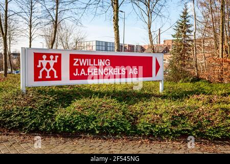 SOLINGEN, 19. FEBRUAR 2021: Zeichen von Zwilling J. A. Henckels vor dem Werk in Solingen. Zwilling J. A. Henckels ist ein Messerhersteller Stockfoto