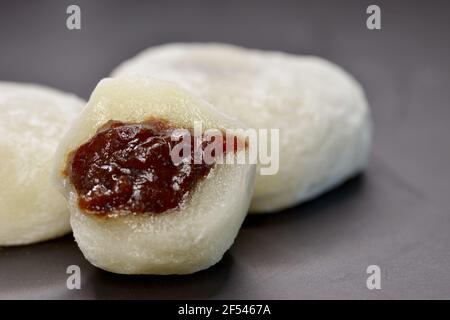 Mochi, oder japanischer Reiskuchen, mit roter Bohnenfüllung. Hergestellt aus Mochigome, einem kurzkörnigen klejeartigen Reis, wird er häufig während des neuen Jahres gegessen. Stockfoto