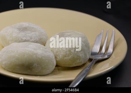 Japanische Reiskuchen oder Mochi auf einem Dessertteller. Mochi wird aus Mochigome, einem kurzkörnigen klejeartigen Reis, hergestellt und wird häufig während des neuen Jahres gegessen. Stockfoto
