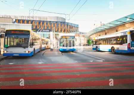 SOLINGEN, DEUTSCHLAND - 21. FEBRUAR 2021: Obusse auf dem Graf-Wilhelm-Platz, Solingen, Nordrhein-Westfalen, Deutschland. Solingen Stockfoto