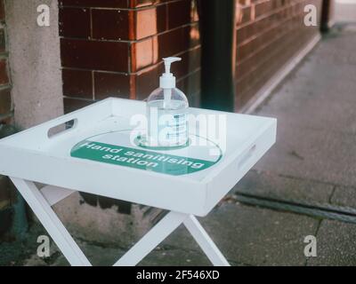 Hand Sanitization Station auf der Straße vor einem Kleinunternehmen Stockfoto