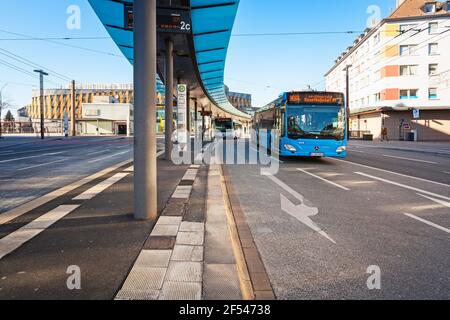 SOLINGEN, 21. FEBRUAR 2021: Obus-Netz am Graf-Wilhelm-Platz, Solingen, Nordrhein-Westfalen, Germ Stockfoto