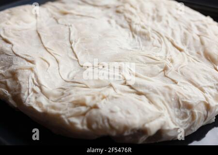 Gefrorenes herzhaftes Gebäck mit Käse gefüllt, hausgemachte Bürette, bereit zum Backen Stockfoto
