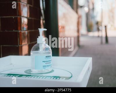 Hand Sanitization Station auf der Straße vor einem Kleinunternehmen Stockfoto