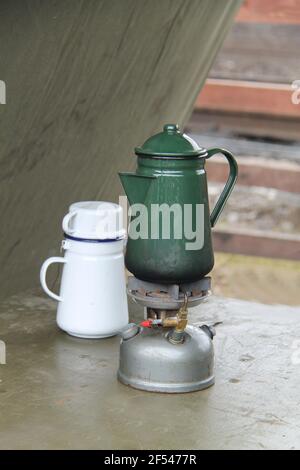 Ein Vintage Metal Kaffeekanne auf einem Spirit Burning Herd. Stockfoto