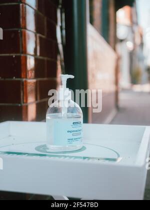 Hand Sanitization Station auf der Straße vor einem Kleinunternehmen Stockfoto