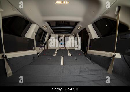 moskau, russland - 24. dezember 2019: Hintere Sitzreihe in flacher Flor gefaltet. Leere Innenraum der Limousine Premium SUV Mercedes GLS Klasse in der Nacht schießen. Stockfoto