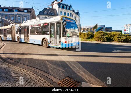 SOLINGEN, 21. FEBRUAR 2021: Obus auf dem Graf-Wilhelm-Platz, Solingen, Nordrhein-Westfalen, Deutschland. Solingen tr Stockfoto