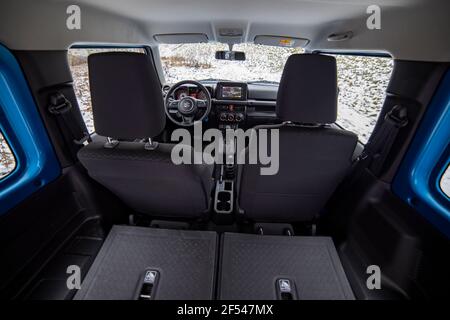 Moskau, Russland - 24. Januar 2020: Innenraum eines Mini-SUV Suzuki Jimny Blick vom Kofferraum auf den Vordersitzen und Armaturenbrett Stockfoto
