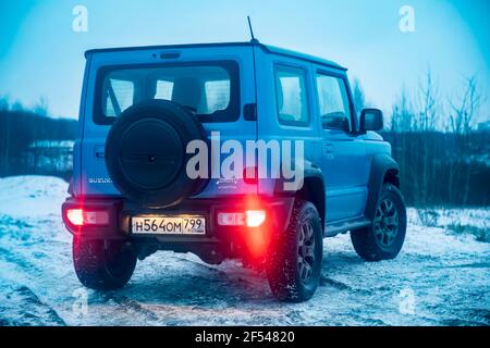 Moskau, Russland - 24. Januar 2020: Neuer Suzuki Jimny Mini-SUV auf einer Winterstraße am Abend. Blauer Offroad-Wagen Stockfoto