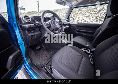 Moskau, Russland - 24. Januar 2020: Leerer Innenraum des neuen Mini-SUV Suzuki Jimny statische Fotos im Winterwald. Nahaufnahme. Fahrersitz in neuen Offroad c Stockfoto