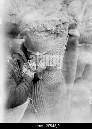 China. Zentralasienexpedition 1927/1928. Rawak Vihara (Ruinenstadt). Takla Makan. Rawak Stupa. Stuckplastik mit Wellenfalten (gut 420-581). Ansicht mit lokalem Mann Stockfoto