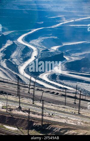 Tagebaugewinnung von Kohle im Steinbruch "Bogatyr", Ekibastuz, Kasachstan. Steinbruch LKW und Eisenbahn. Stockfoto