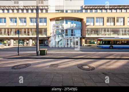 SOLINGEN, DEUTSCHLAND - 21. FEBRUAR 2021: Eingang zur öffentlichen Bibliothek, Solingen, Nordrhein-Westfalen, Deutschland Stockfoto