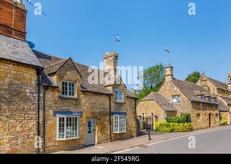 Typische malerische Cotswold Steinschieferdachhäuser am Straßenrand in Chipping Campden, einem kleinen Marktort in den Cotswolds in Gloucestershire Stockfoto