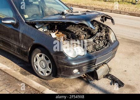 Ausgebrannt zerstörte beschädigte Motorraum auf der Straße Straßenrand in Sofia Bulgarien, EU Stockfoto