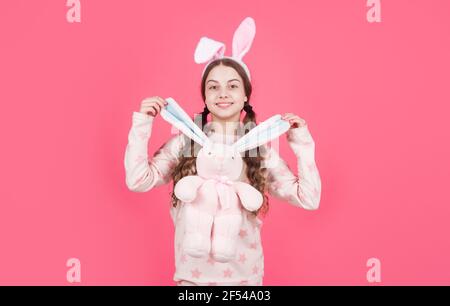 bunny kommt. bunny Jagd. Nur Spaß haben. Bereit für die Party. Glückliche Kindheit. Fröhliches Kind Stockfoto