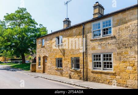 Typische Cotswold Steinschieferdachhäuser am Straßenrand in Chipping Campden, einer kleinen Marktgemeinde in den Cotswolds in Gloucestershire Stockfoto