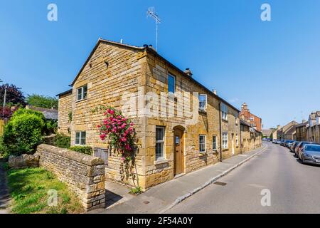 Typische Cotswold Steinschieferdachhäuser am Straßenrand in Chipping Campden, einer kleinen Marktgemeinde in den Cotswolds in Gloucestershire Stockfoto