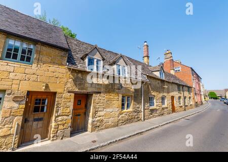 Typische Cotswold Steinschieferdachhäuser am Straßenrand in Chipping Campden, einer kleinen Marktgemeinde in den Cotswolds in Gloucestershire Stockfoto