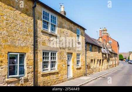 Typische Cotswold Steinschieferdachhäuser am Straßenrand in Chipping Campden, einer kleinen Marktgemeinde in den Cotswolds in Gloucestershire Stockfoto