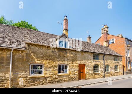 Typische Cotswold Steinschieferdachhäuser am Straßenrand in Chipping Campden, einer kleinen Marktgemeinde in den Cotswolds in Gloucestershire Stockfoto