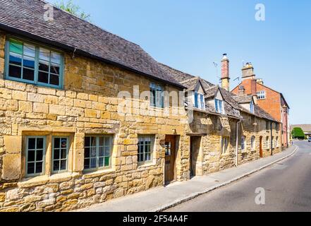 Typische Cotswold Steinschieferdachhäuser am Straßenrand in Chipping Campden, einer kleinen Marktgemeinde in den Cotswolds in Gloucestershire Stockfoto