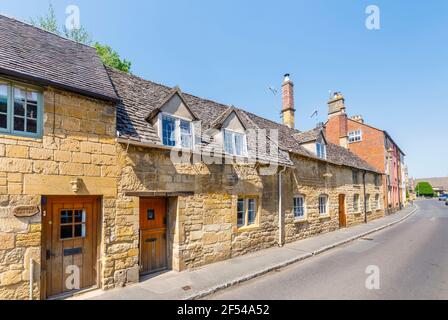 Typische Cotswold Steinschieferdachhäuser am Straßenrand in Chipping Campden, einer kleinen Marktgemeinde in den Cotswolds in Gloucestershire Stockfoto