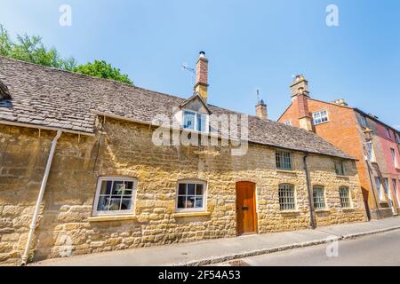 Typische Cotswold Steinschieferdachhäuser am Straßenrand in Chipping Campden, einer kleinen Marktgemeinde in den Cotswolds in Gloucestershire Stockfoto