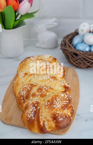 Sweet Hause gemacht geflochtenen Hefe Brötchen für ostern auf einem Tabelle Stockfoto