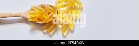 omega 3 Gelkapseln isoliert auf weißem background.selective Fokus Stockfoto