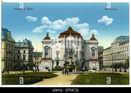 Stadttheater Aussig. Stadttheater (1908-1909; Alexander Graf) und Elbebrunnen (1912, Selmar Werner) Stockfoto